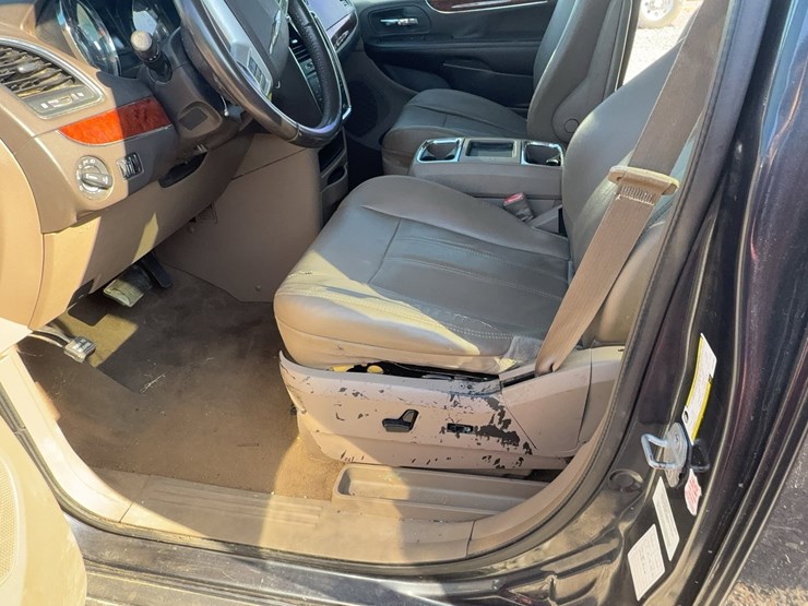 2014-chrysler-town-&-country-image-55