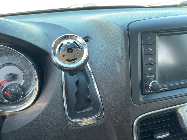 2014-chrysler-town-&-country-image-64