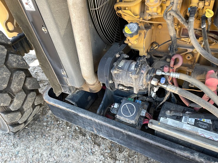 2014-caterpillar-tl642c-image-23