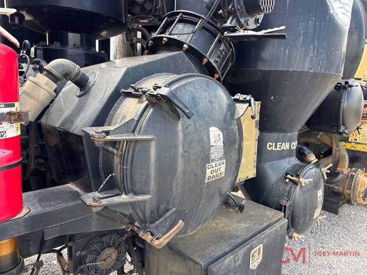 2002-volvo-vac-truck-image-11