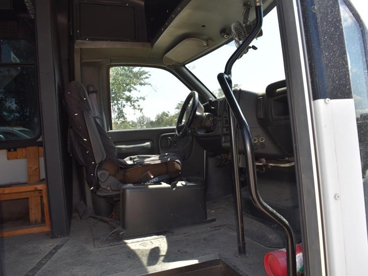 2006-chevrolet-c5500-kodiak-bus-w/-lbz-duramax-diesel-engine-(new-tires)-(v-image-5