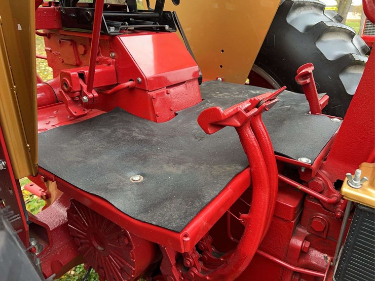 1970-farmall-826-hydro-diesel-row-crop-golden-demonstrator-image-30