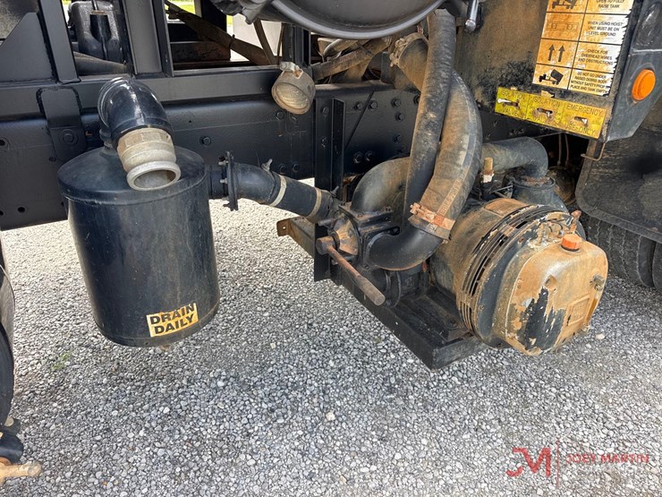 2002-volvo-vac-truck-image-13
