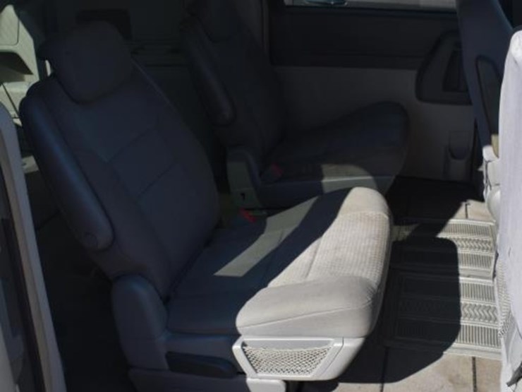 2009-chrysler-van-(vin-#-2a8hr54129r683758)-(showing-appx-160,511-miles,-up-image-10
