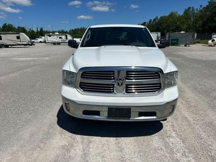 2019-ram-1500-slt-image-3