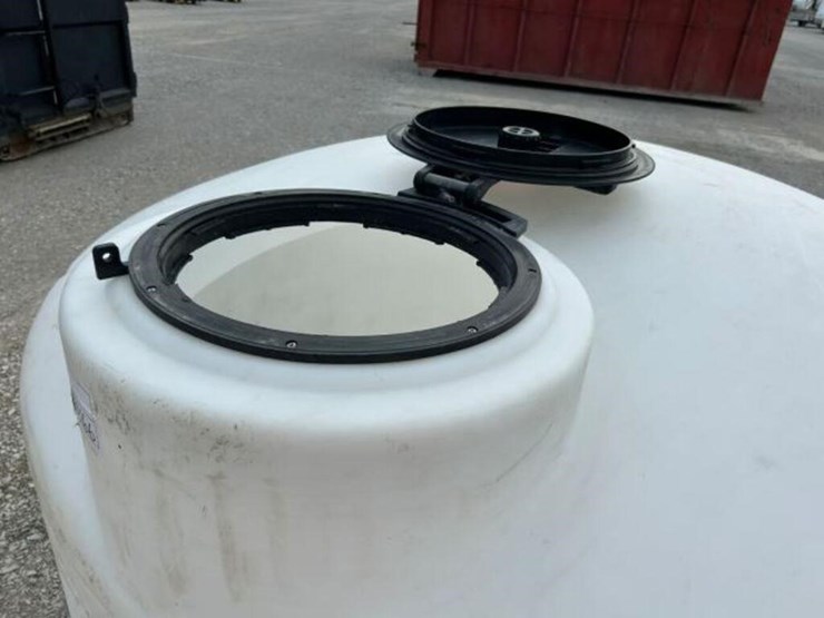 water-1,100-gal-polyethylene-tank-image-6