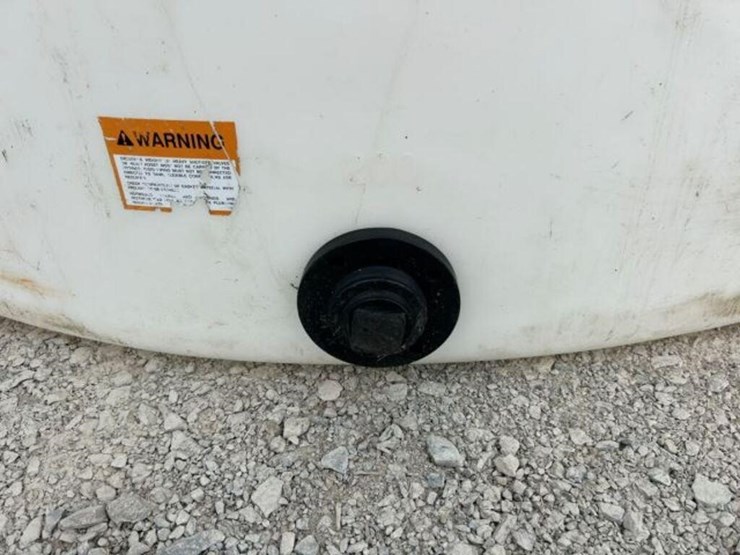 water-1,100-gal-polyethylene-tank-image-8