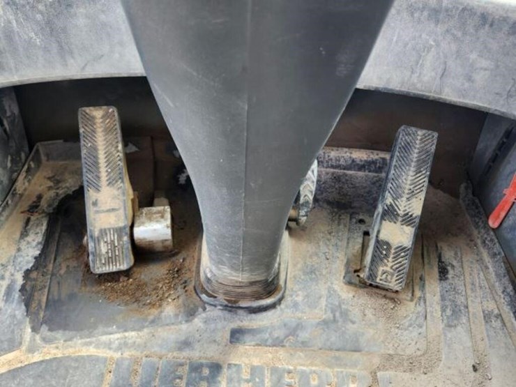 2011-liebherr-l586-image-14