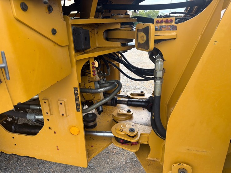 2015-caterpillar-924k-image-12