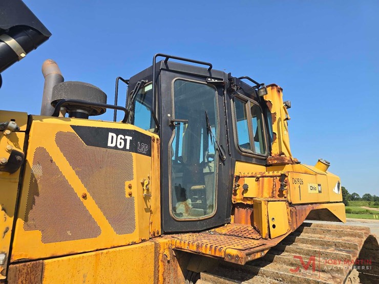 2012-caterpillar-d6t-image-10