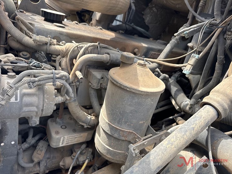 2002-volvo-vac-truck-image-31