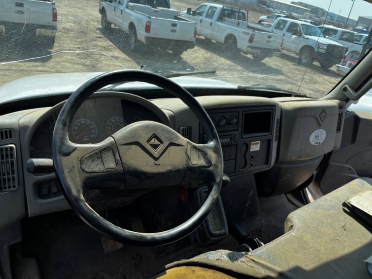 2013-international-durastar-4300-image-10