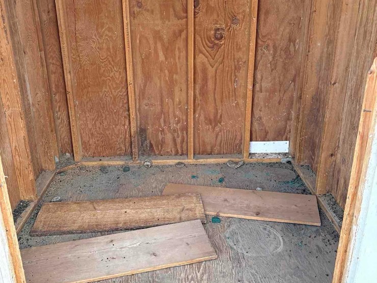6’x6’-portable-feed-shed-image-7