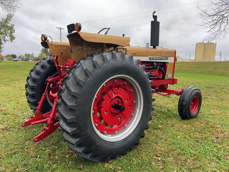 1970-farmall-826-diesel-row-crop-golden-demonstrator-image-5