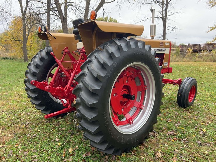 1970-656-farmall-hydro-diesel-row-crop-golden-demonstrator-image-5