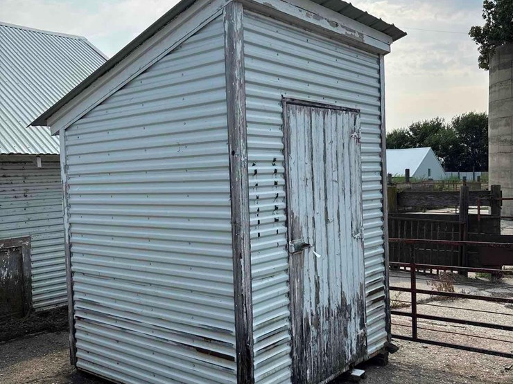 6’x6’-portable-feed-shed-image-1