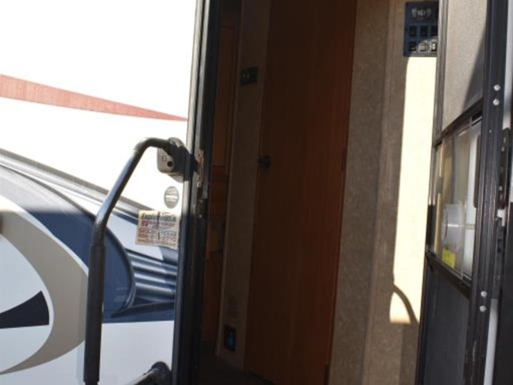 2013-hill-country-32rl-bumper-pull-travel-trailer-w/-2-slides-(vin-#-4v0tc3-image-5