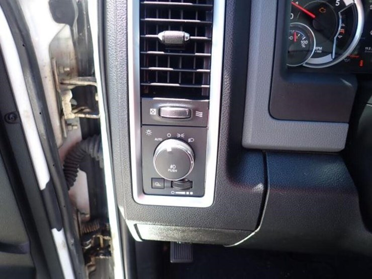 2016-dodge-1500-image-15