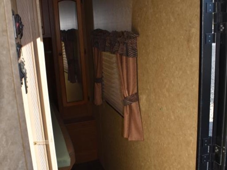 2013-hill-country-32rl-bumper-pull-travel-trailer-w/-2-slides-(vin-#-4v0tc3-image-8