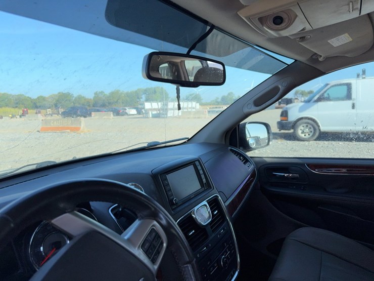 2014-chrysler-town-&-country-image-61