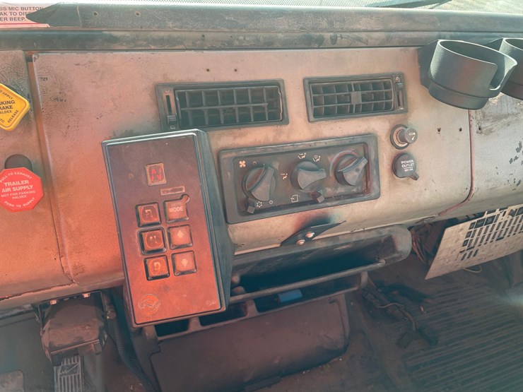 2002-freightliner-fl80-image-54