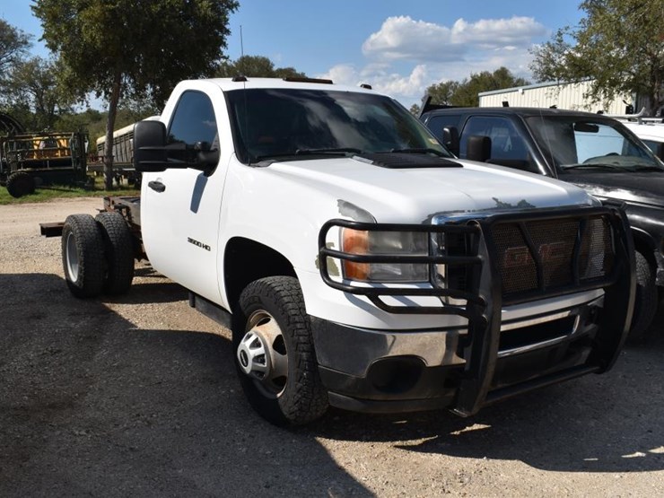 2012-gmc-3500-image-2