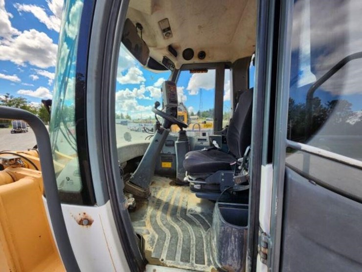 2011-liebherr-l586-image-10