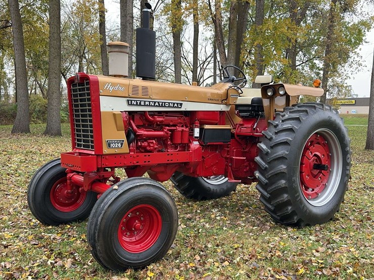 1970-1026-farmall-hydro-row-crop-golden-demonstrator-image-3