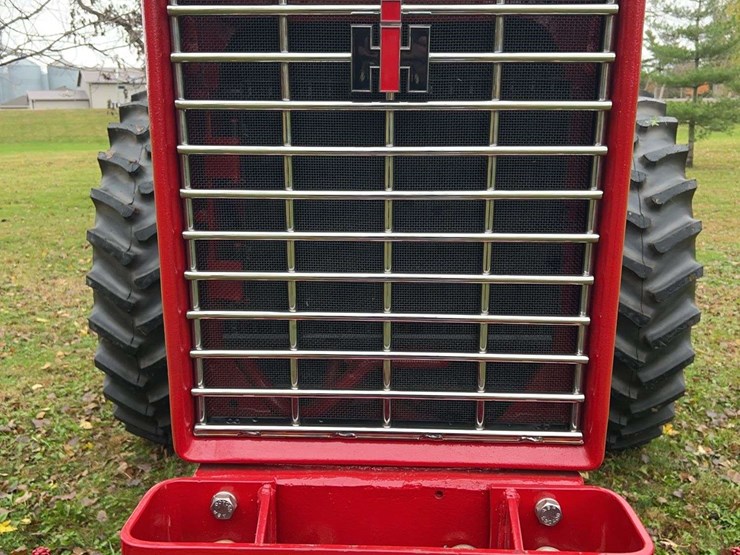1970-656-farmall-hydro-diesel-row-crop-golden-demonstrator-image-9