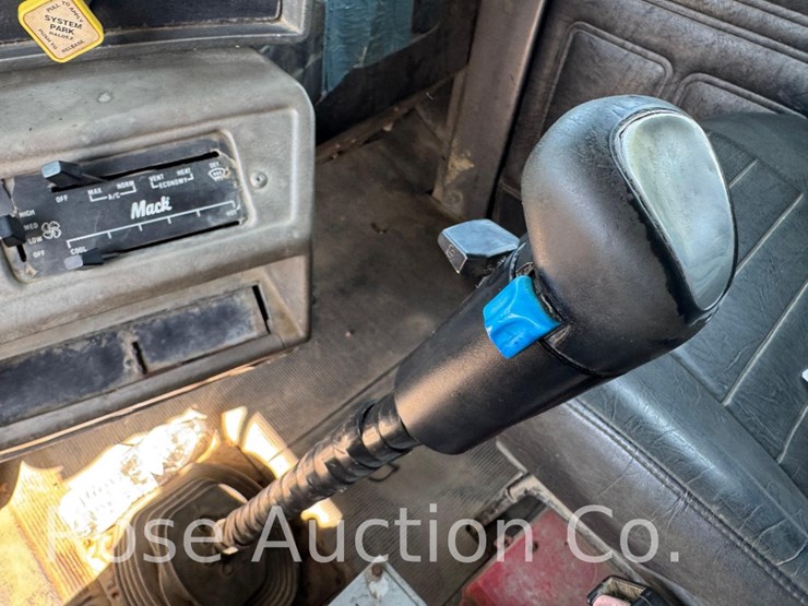 2001-mack-690s-image-30