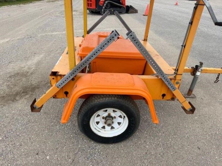 2013-solar-tech-tow-behind-s/a-arrowboard-4gm1a091-image-6