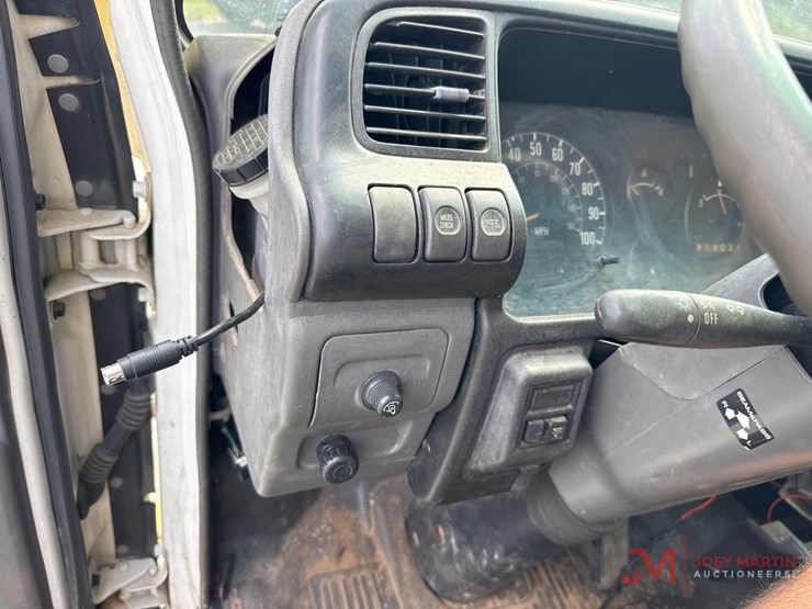 2004-isuzu-box-truck-image-35