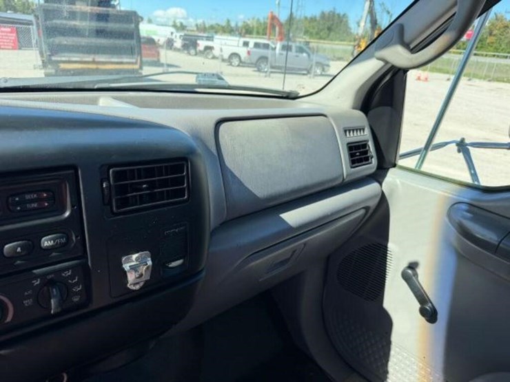 2001-ford-f650-xl-image-17