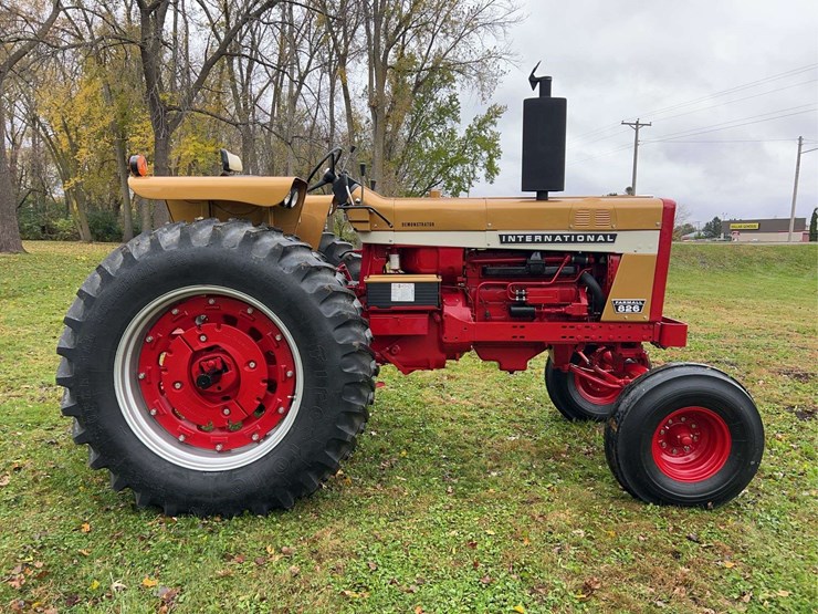 1970-farmall-826-diesel-row-crop-golden-demonstrator-image-7