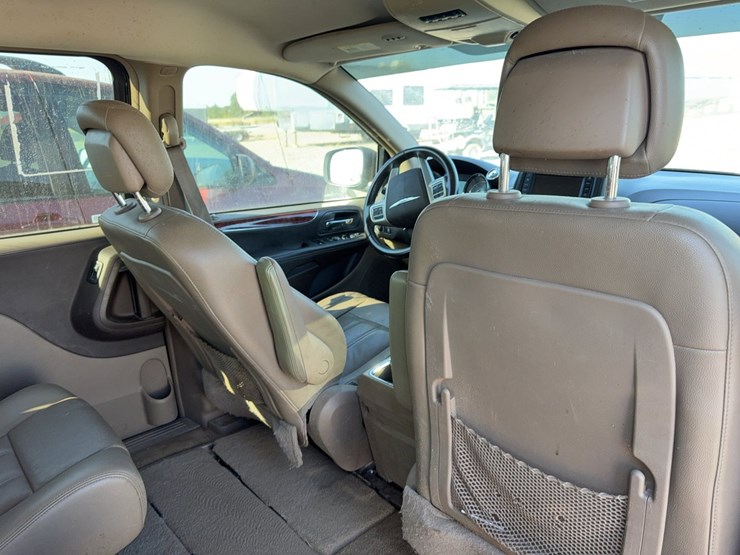 2014-chrysler-town-&-country-image-27