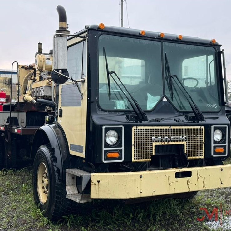1999 MACK MR688S