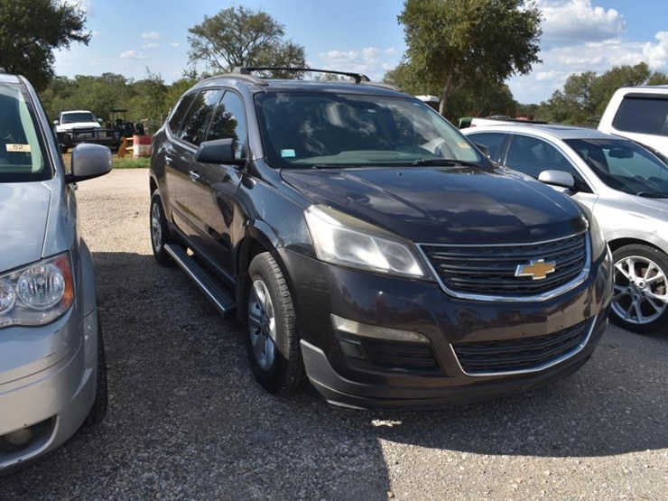 2013-chevrolet-traverse-ls-image-2