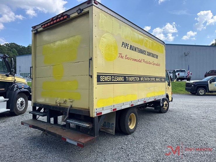 2004-isuzu-box-truck-image-3