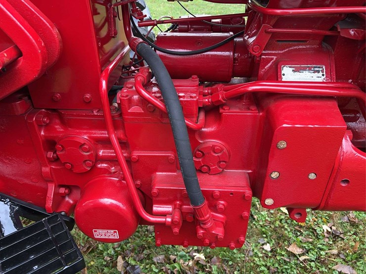 1970-656-farmall-hydro-diesel-row-crop-golden-demonstrator-image-28