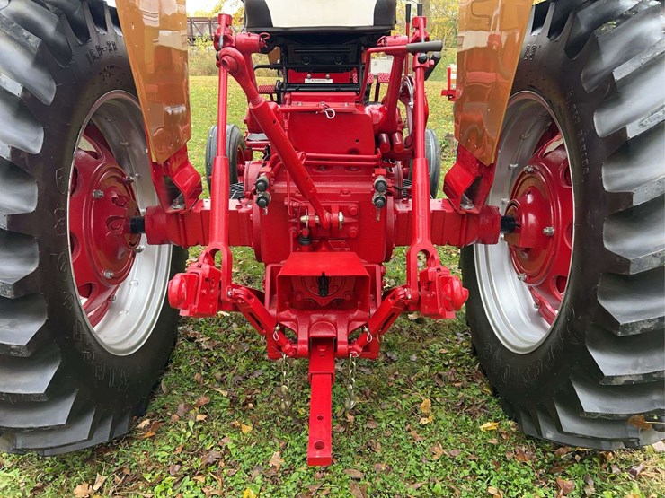 1970-656-farmall-hydro-diesel-row-crop-golden-demonstrator-image-44
