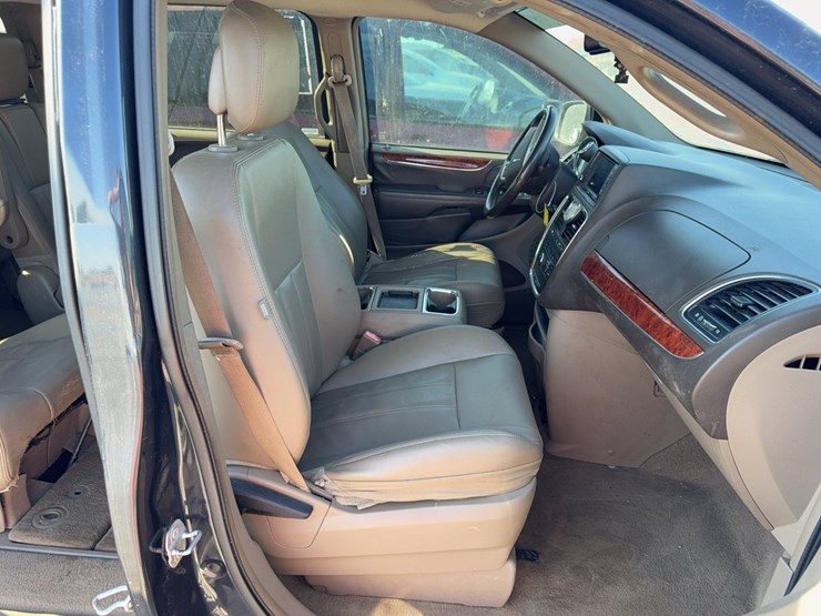 2014-chrysler-town-&-country-image-31