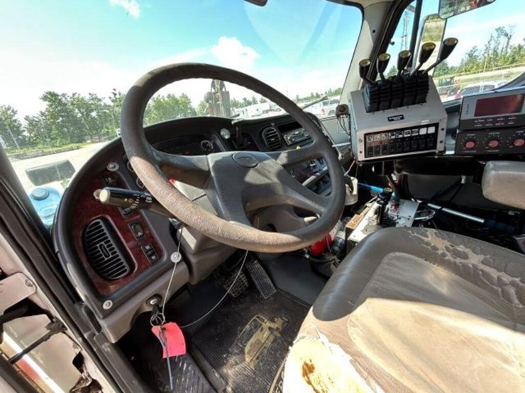 2006-freightliner-business-class-m2-s/a-1fvac3dj66-image-23
