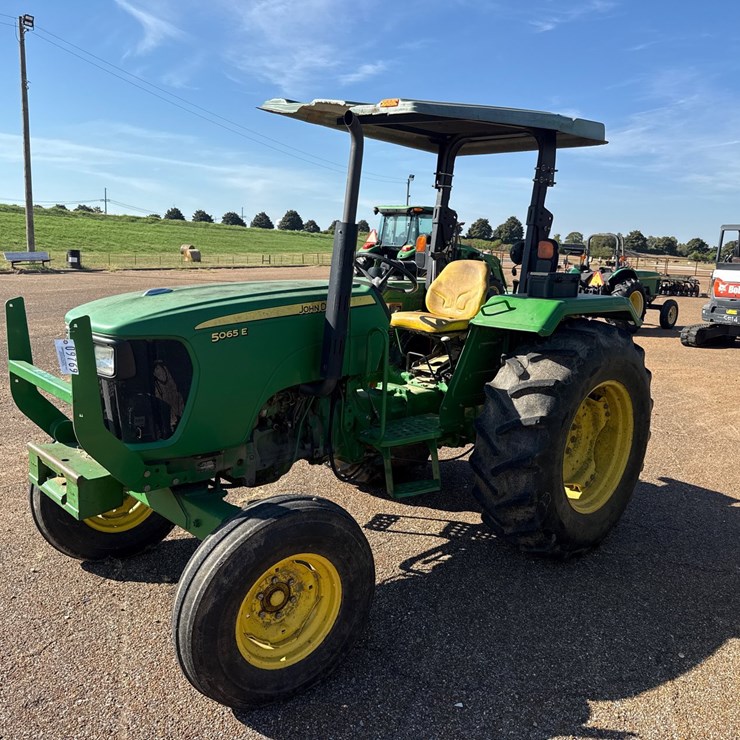 JOHN DEERE 5065E