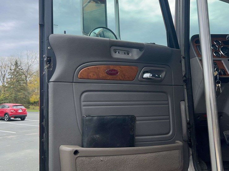 2006-peterbilt-379-image-110