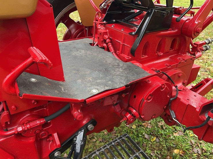1970-656-farmall-hydro-diesel-row-crop-golden-demonstrator-image-55