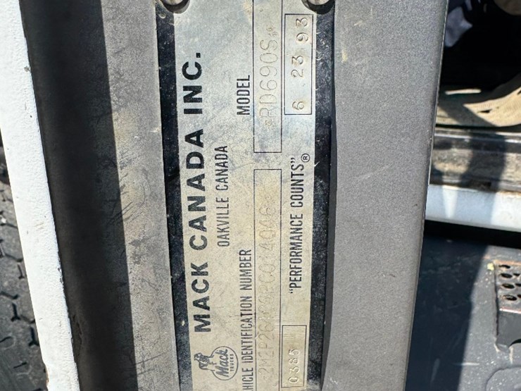 1993-mack-rd690s-image-5
