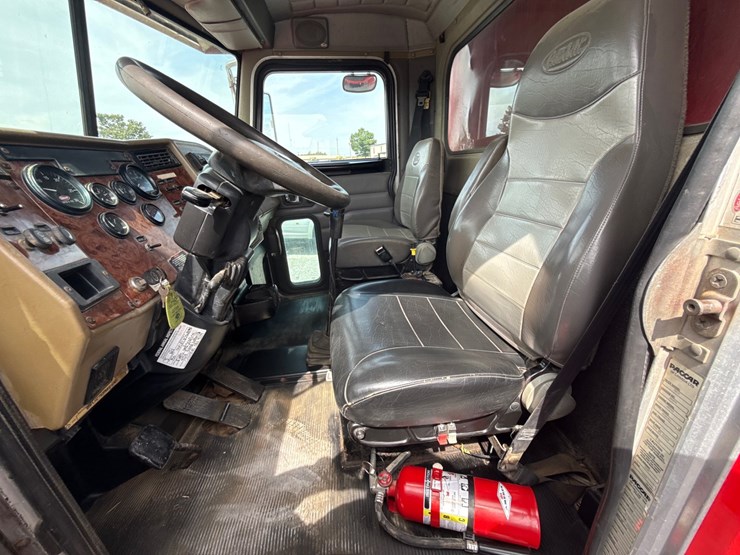 2005-peterbilt-335-image-32