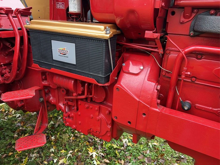 1970-farmall-826-hydro-diesel-row-crop-golden-demonstrator-image-26