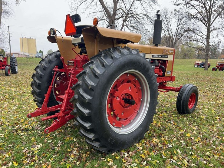 1970-farmall-826-hydro-diesel-row-crop-golden-demonstrator-image-5