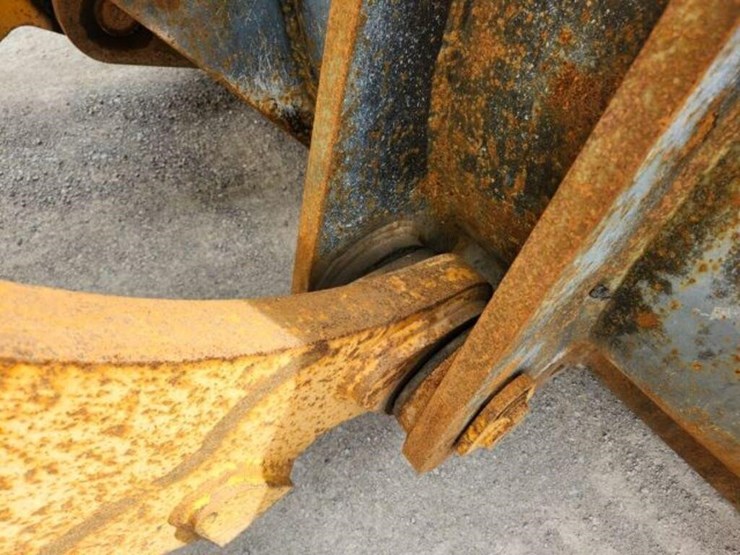 2011-liebherr-l586-image-53